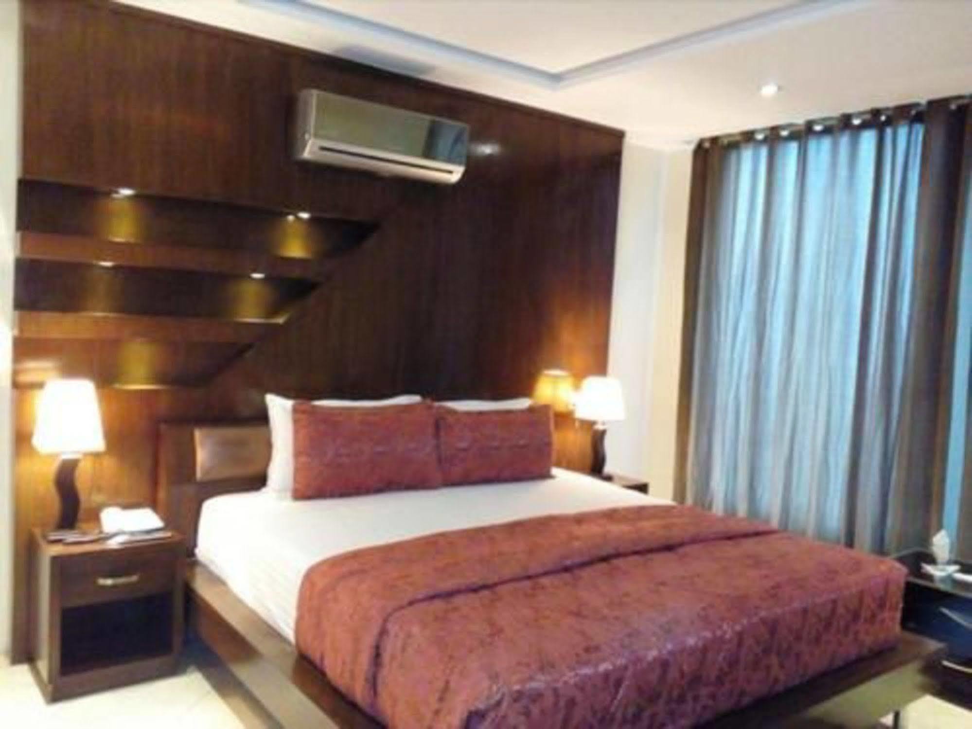 Bling Hotel International 물탄 외부 사진